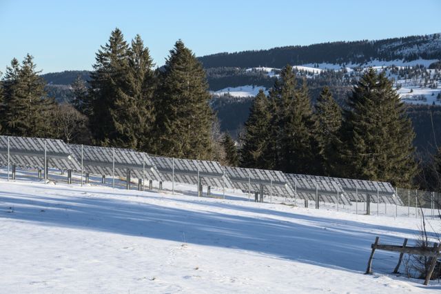 fotovoltaické panely na zemi